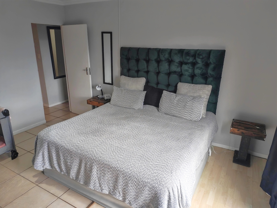 4 Bedroom Property for Sale in Gustrouw Western Cape